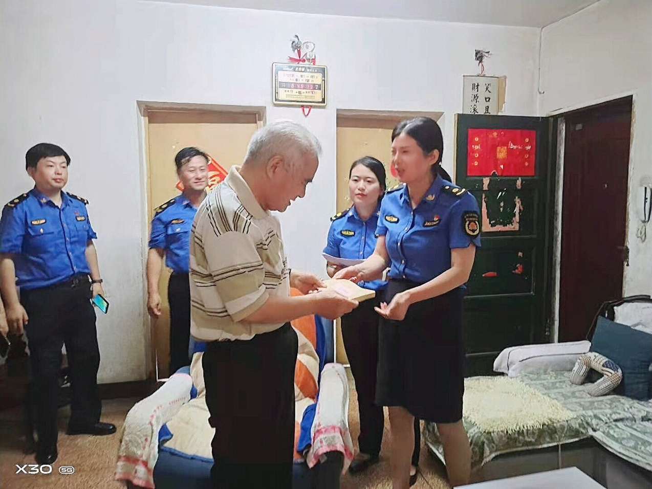 首页 新闻资讯 工作动态在陈在华家中,宫传敏与陈在华妻子亲切交谈