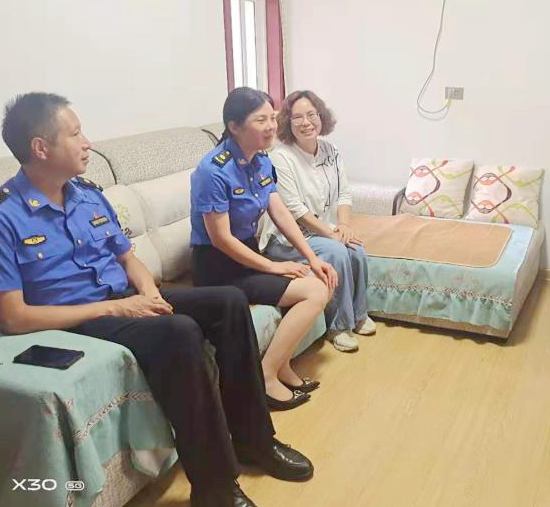 68686868老干部胡国昌是党龄满50年的老党员,宫传敏为他颁发